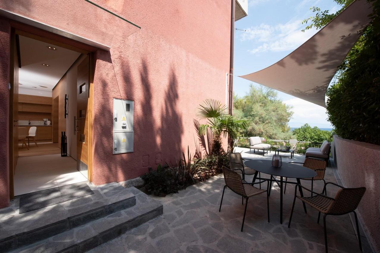 Beachfront Apartment Rosa Del Mar Jardin Moscenicka Draga Exterior photo