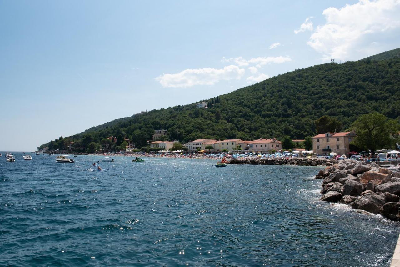 Beachfront Apartment Rosa Del Mar Jardin Moscenicka Draga Exterior photo